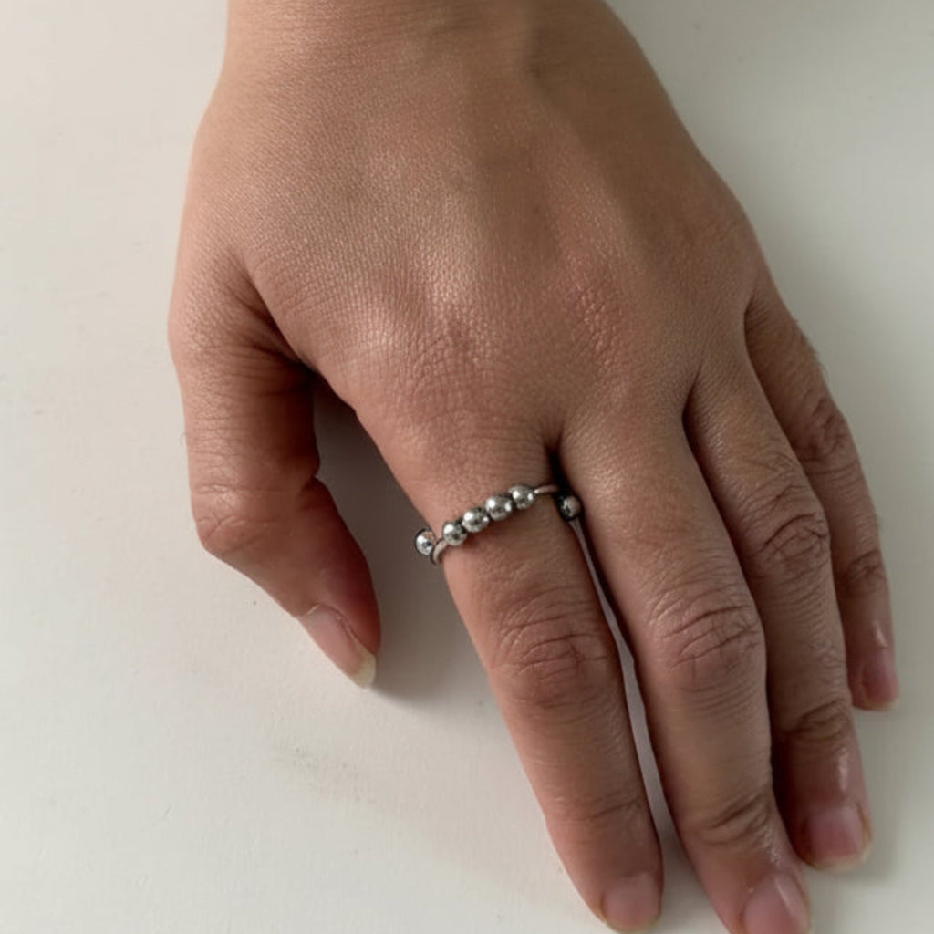 Bague anti-stress Aura argentée portée au quotidien