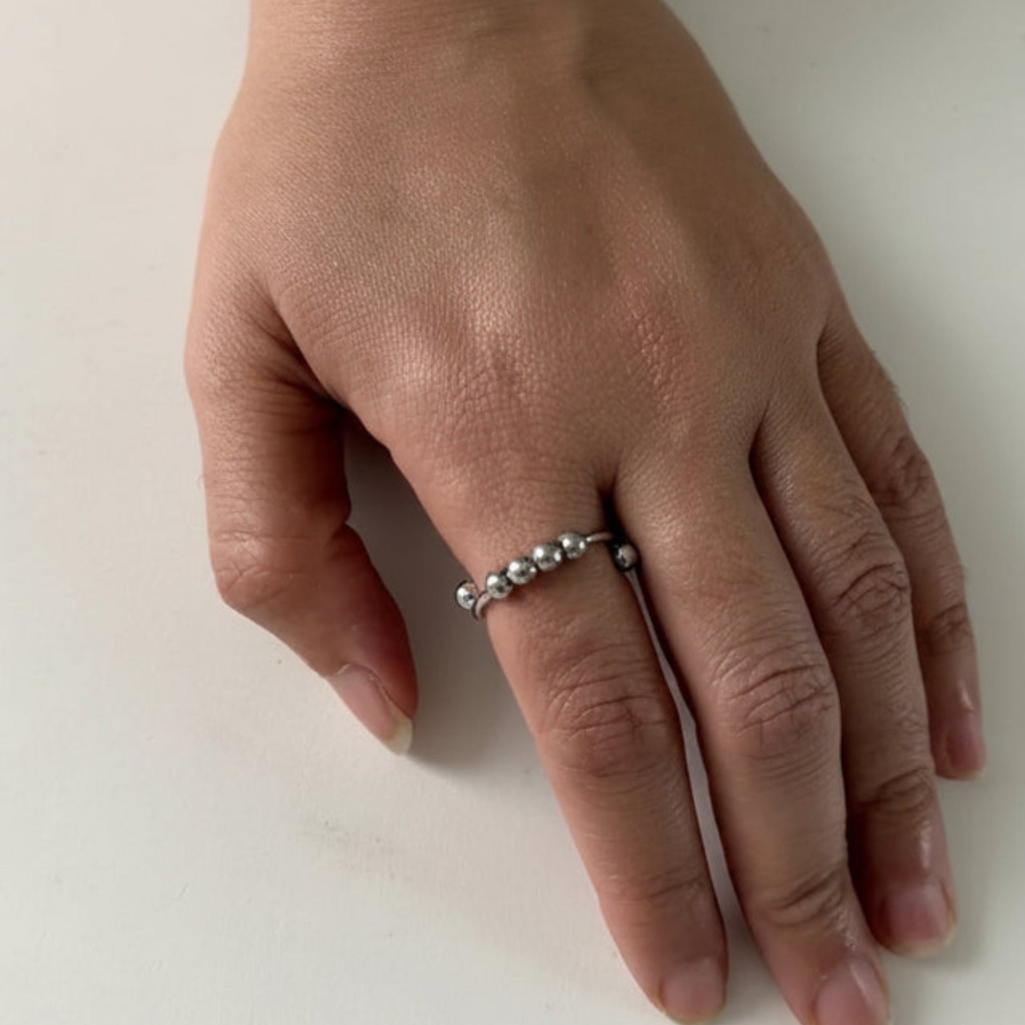 Bague anti-stress Aura argentée portée au quotidien